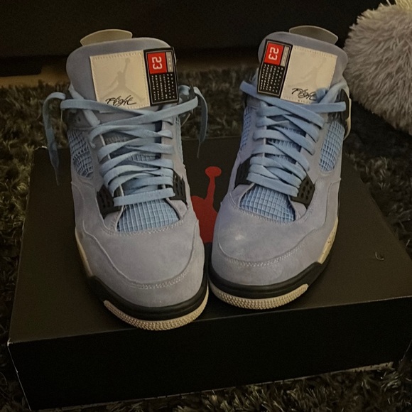 Air Jordan 4 Retro “University Blue” (mid condition)